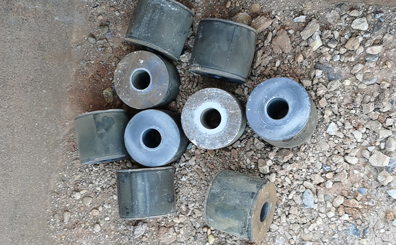(二)假?zèng)_擊壓路機(jī)減震器揭底
